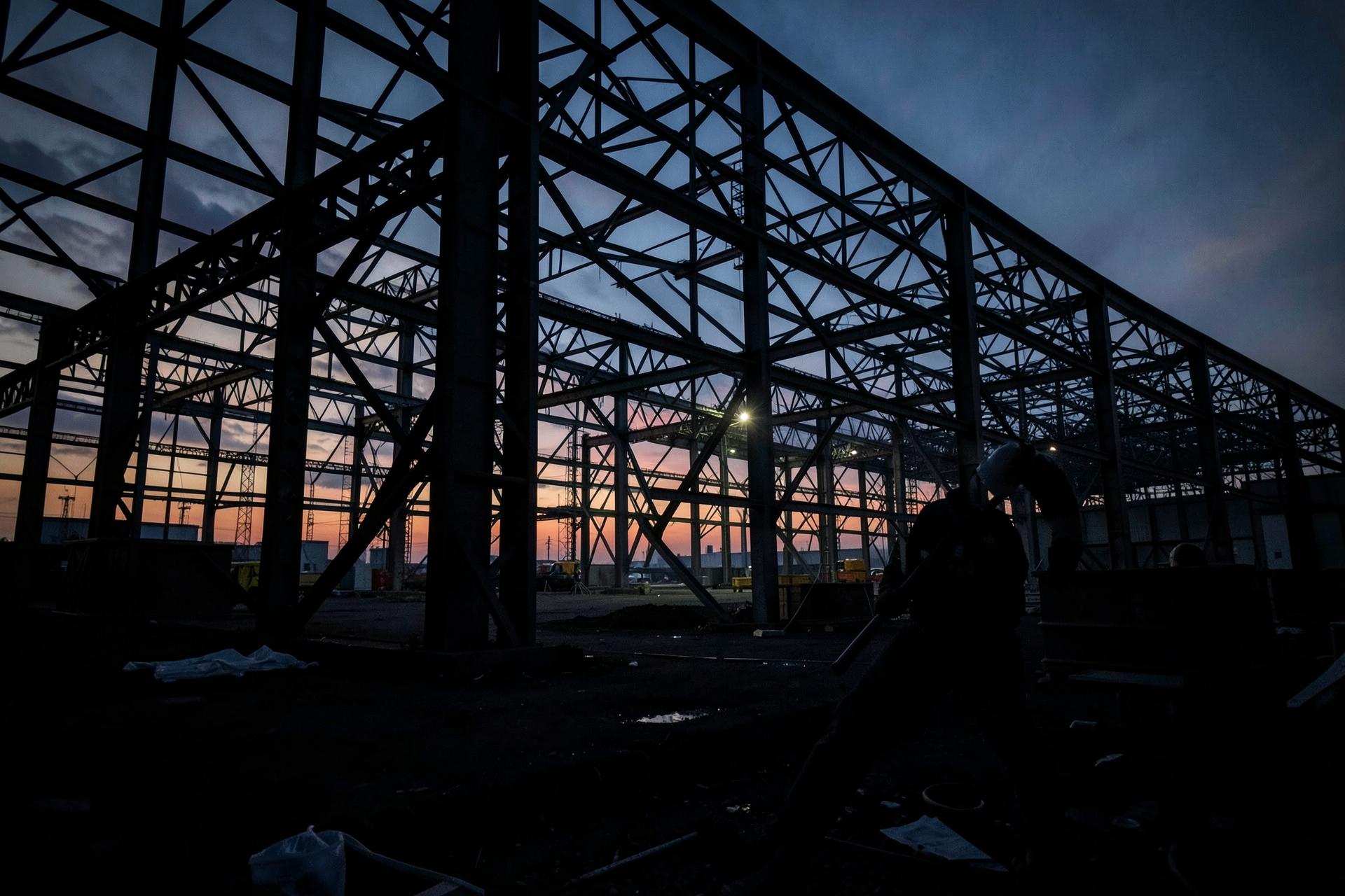 Estructura metálica industrial en montaje al atardecer